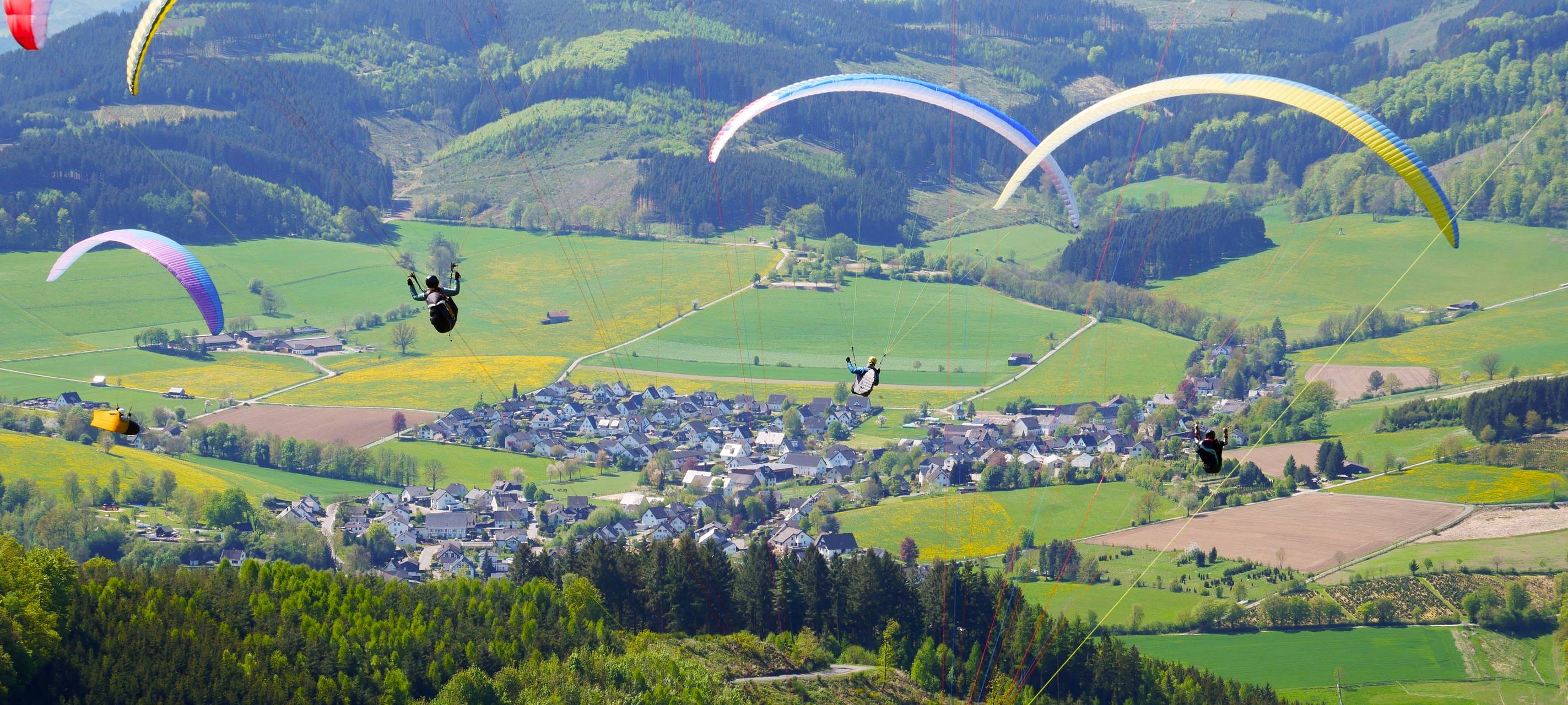 Über 100 Gleitschirmflieger im Sauerland unterwegs