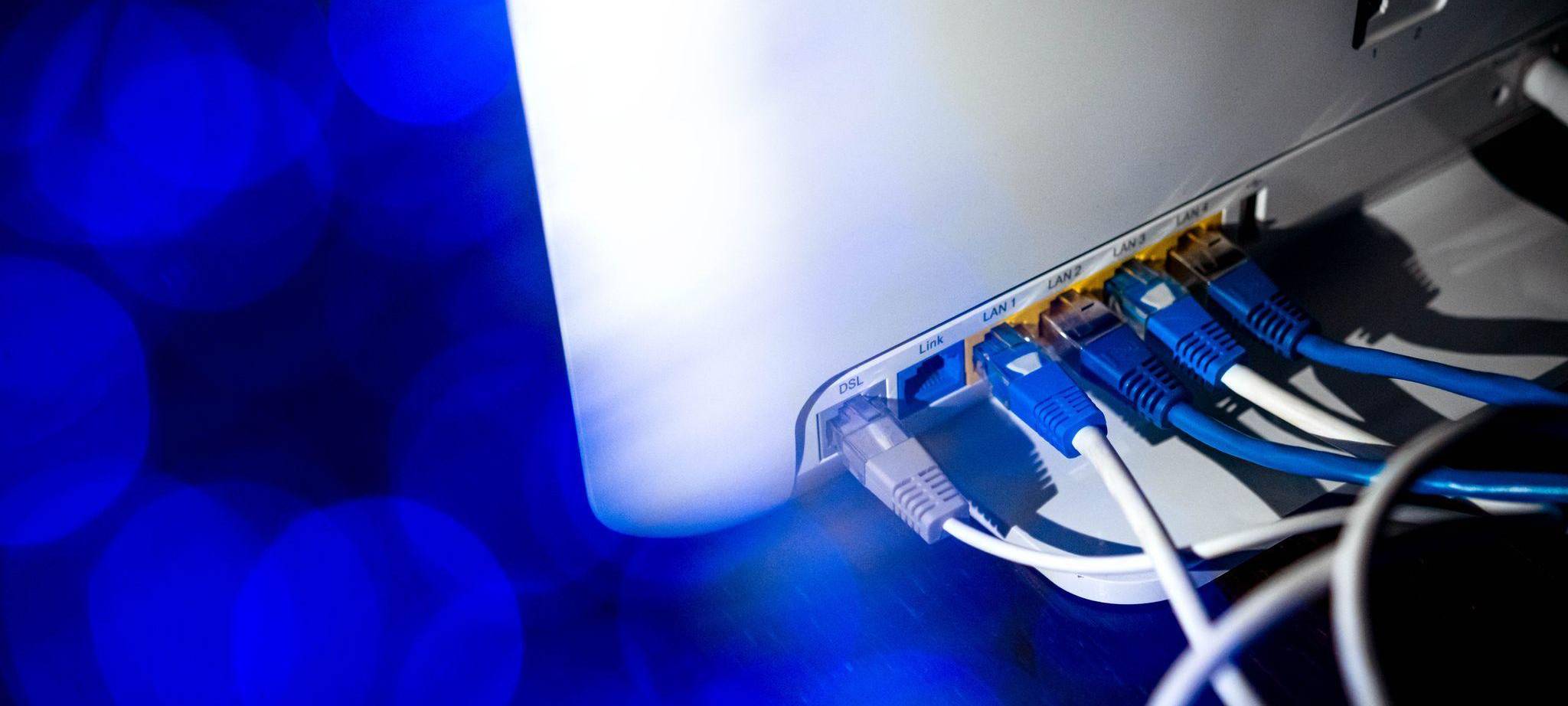 Ein Router mit zahlreichen Netzwerkkabeln