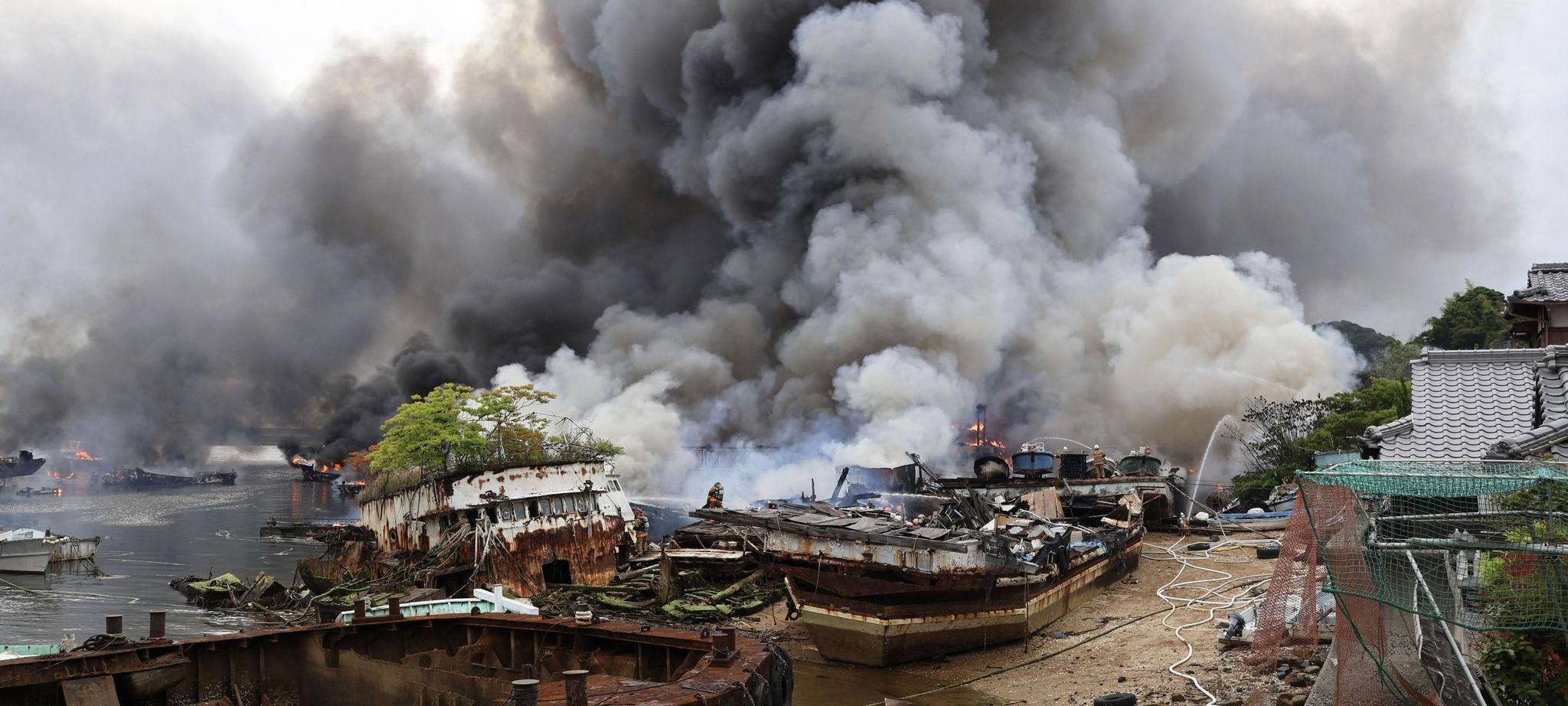 Großbrand in einer Abwrackwerft in Japan