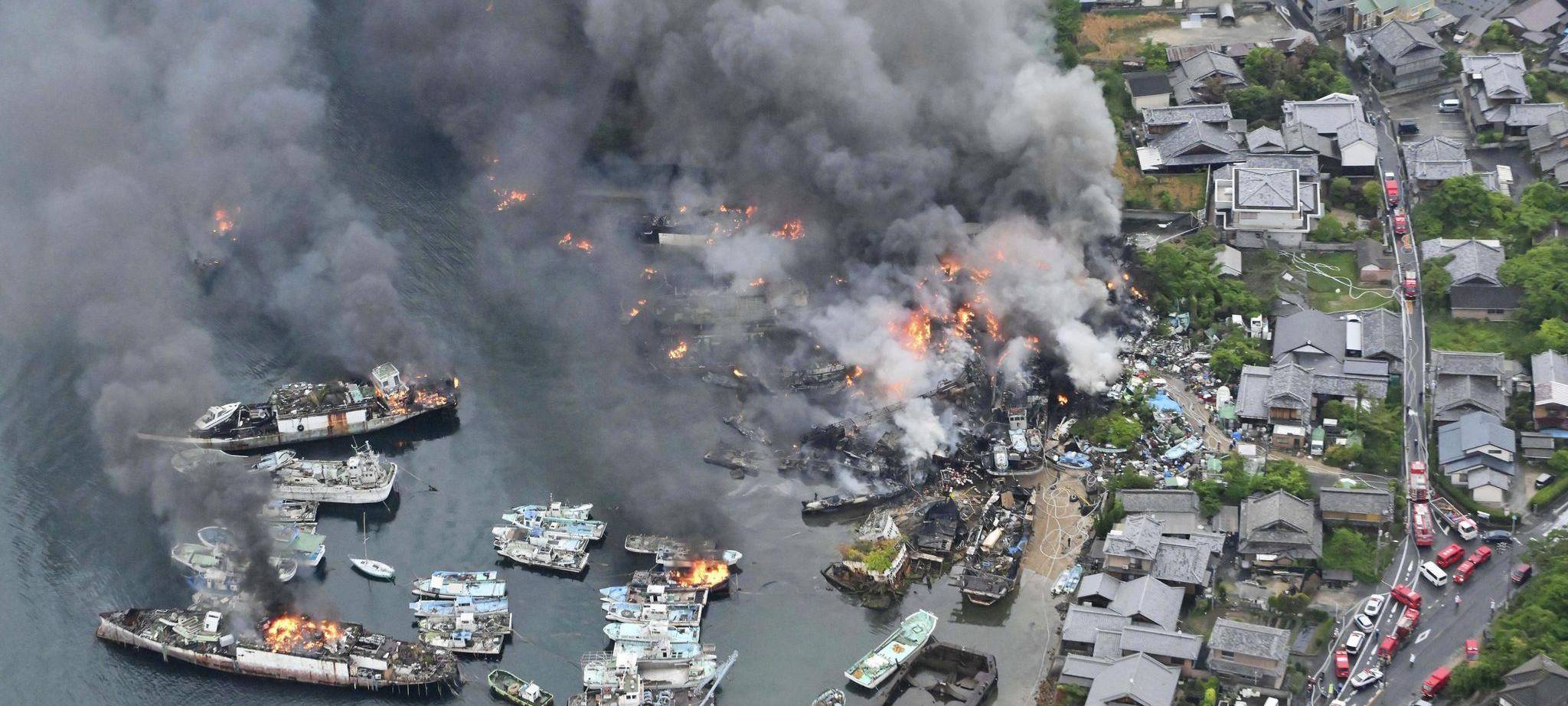 Großbrand in einer Abwrackwerft in Japan