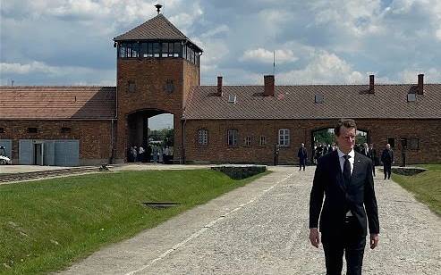 Wüst besucht Auschwitz und fordert klare Haltung