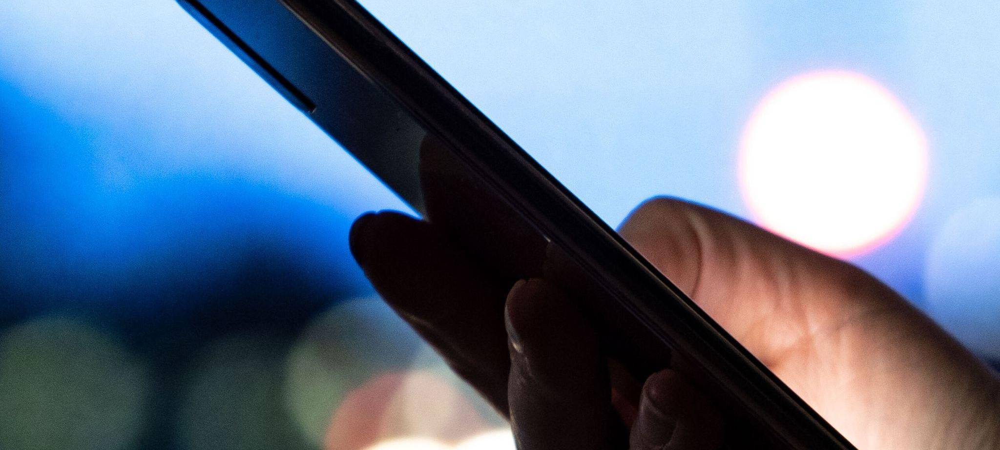 Frau hält ein Smartphone in der hand