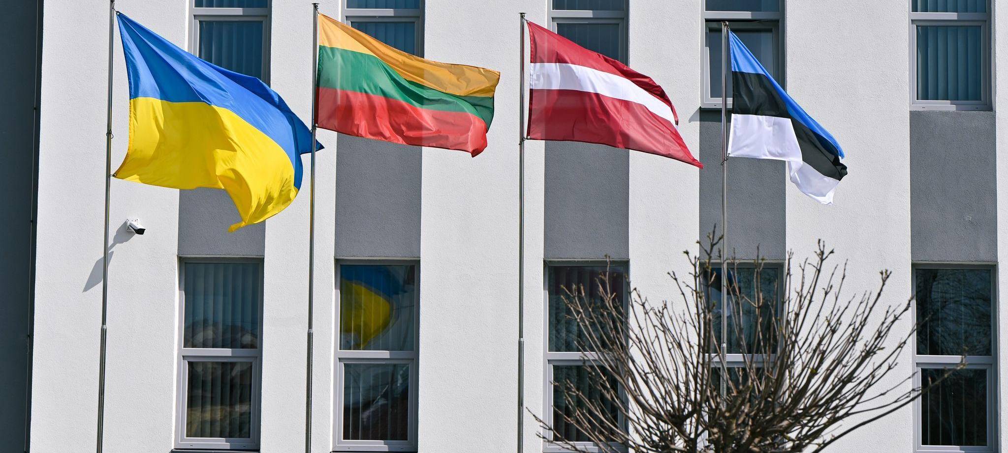 Flaggen der baltischen Staaten und der Ukraine