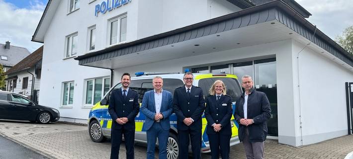 Vorstellung neuer Leiter der Polizeiwache Winterberg. V.l.n.r.: Abteilungsleiter Polizei Thomas Vogt, Landrat Thomas Grosche, Polizeihauptkommissar Martin Brings, Leiterin der Direktion Gefahrenabwehr/Einsatz Mareen Weische, Bürgermeister Michael Beckmann