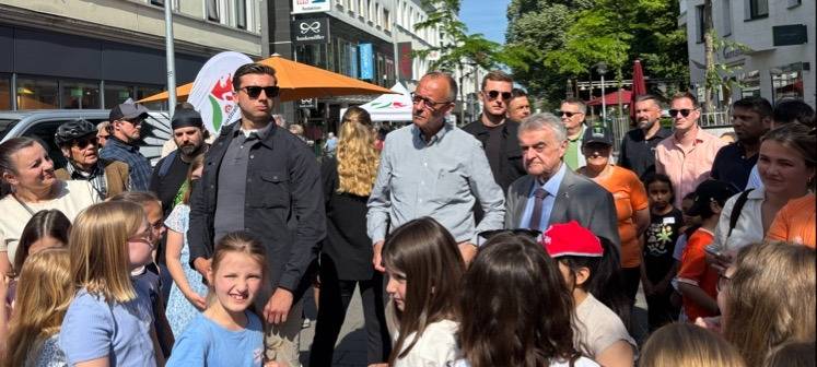 Kanzler Merz und NRW-Innenminister Reul in Neheim