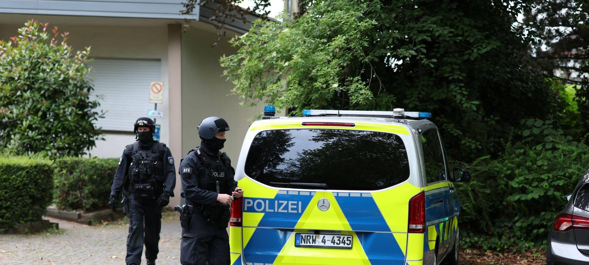 Razzien gegen Großfamilie nach Angriff auf Polizisten