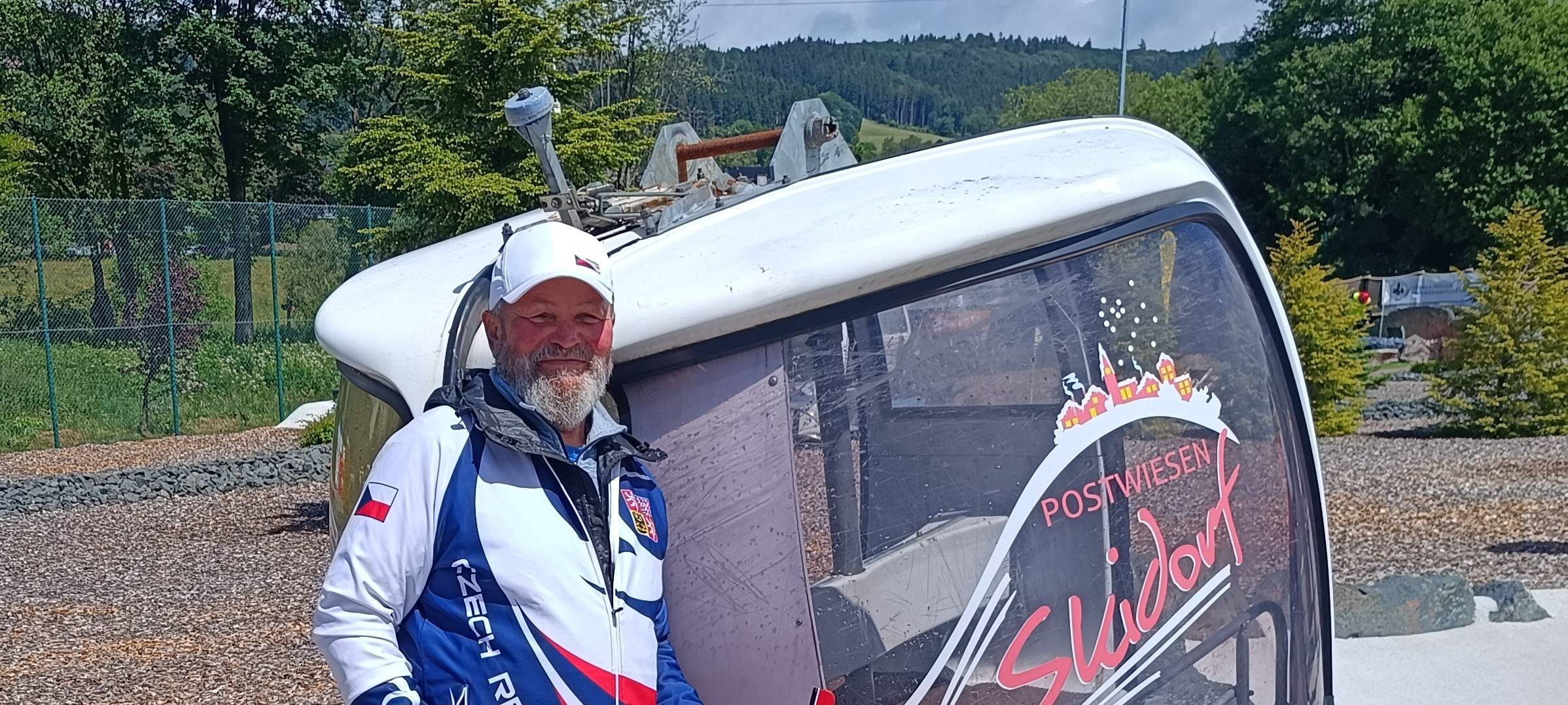 Original Skiliftgondel als Hindernis