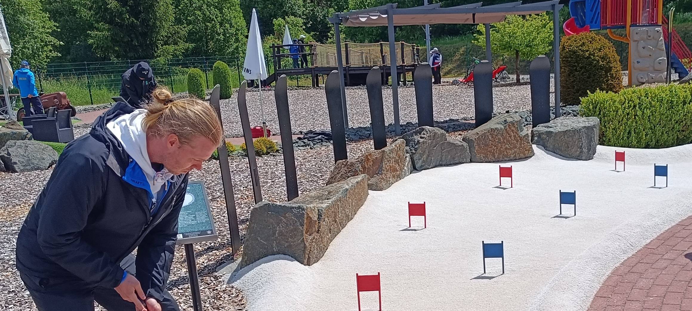 Schwede am Slalom-Parcoursmodell