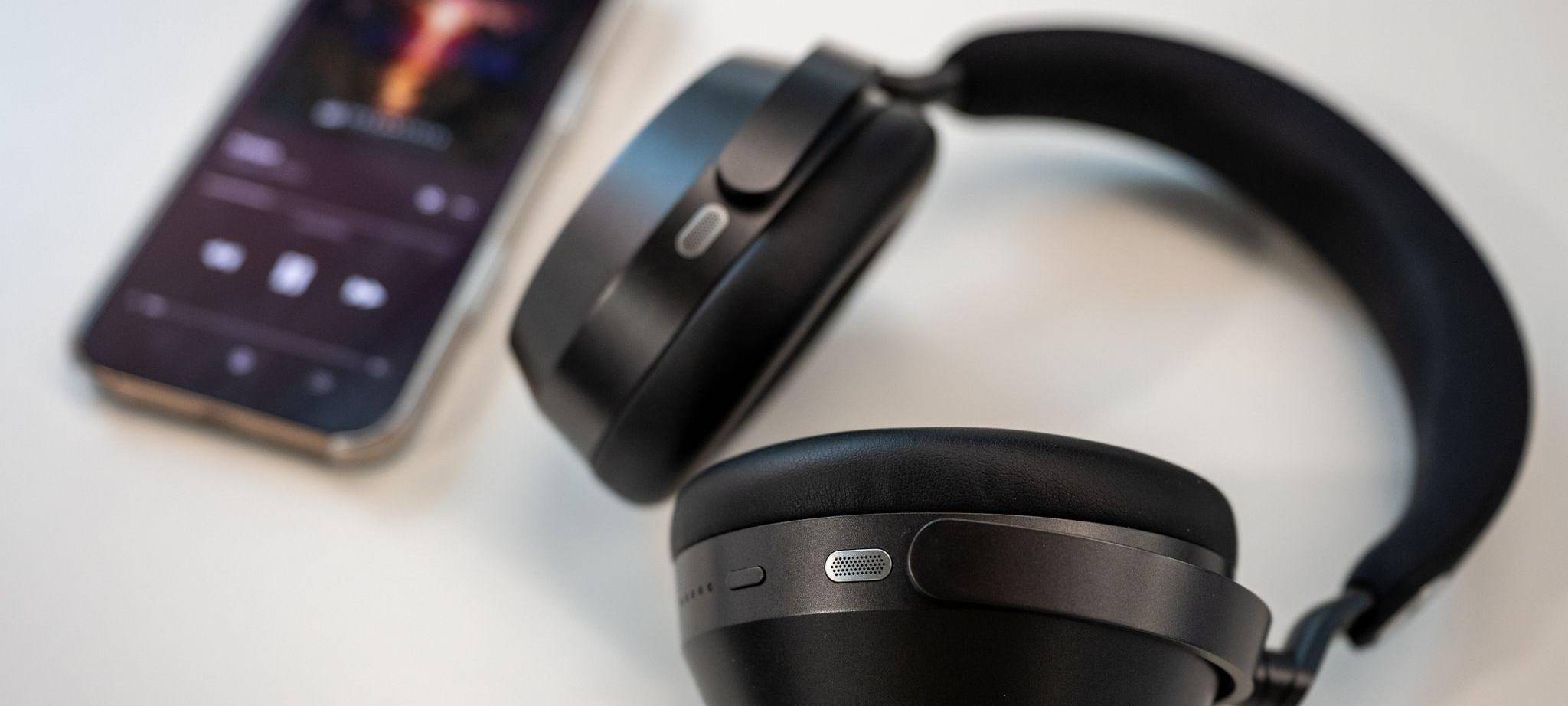 Die Kopfhörer Sennheiser Momentum 5 und ein Handy
