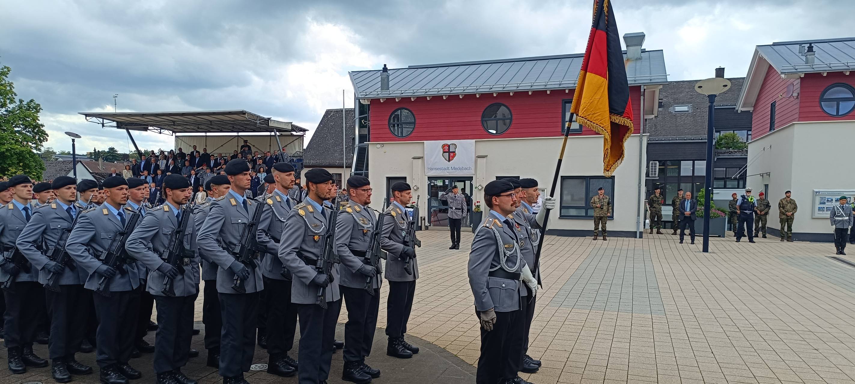 Fahne wird vor Gelöbnis bewacht