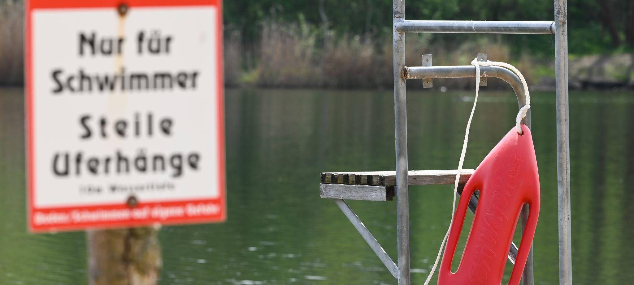 Hinweisschild am Strand des Heidebades in Halle