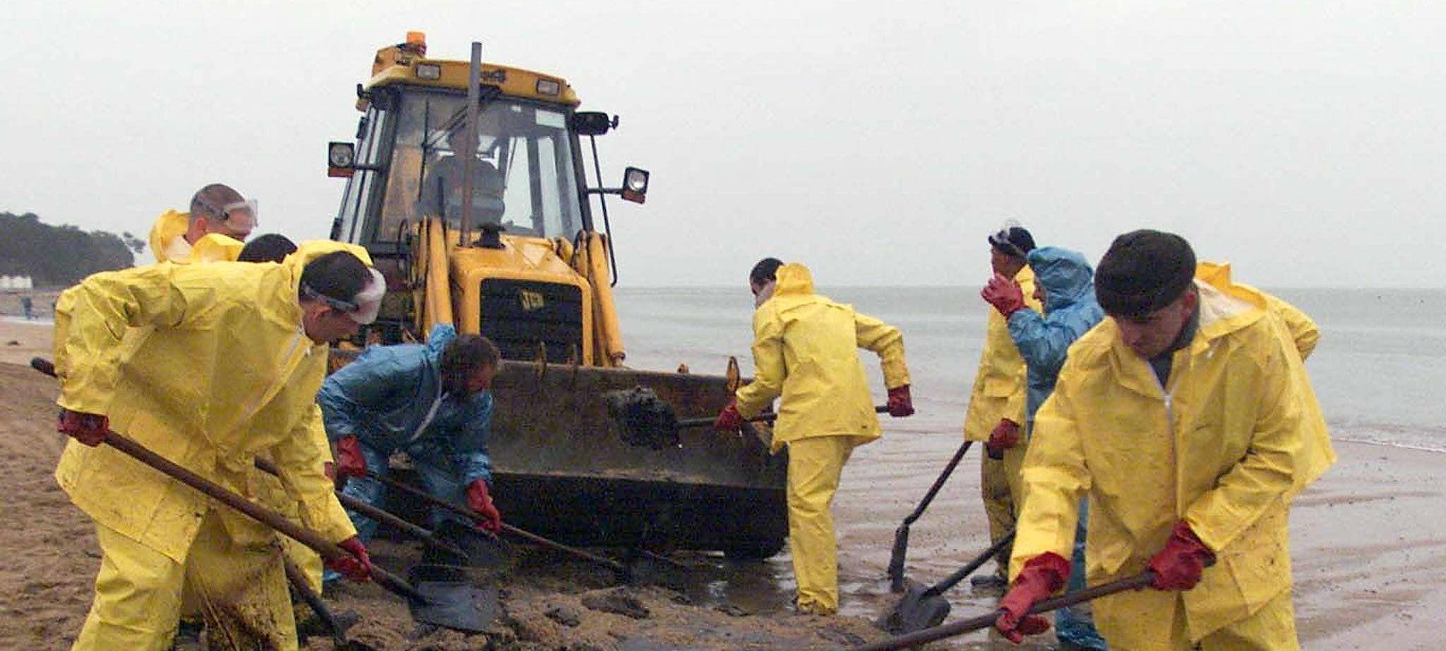 Jahre nach Havarie der Erika - Marine dichet Risse im Wrack