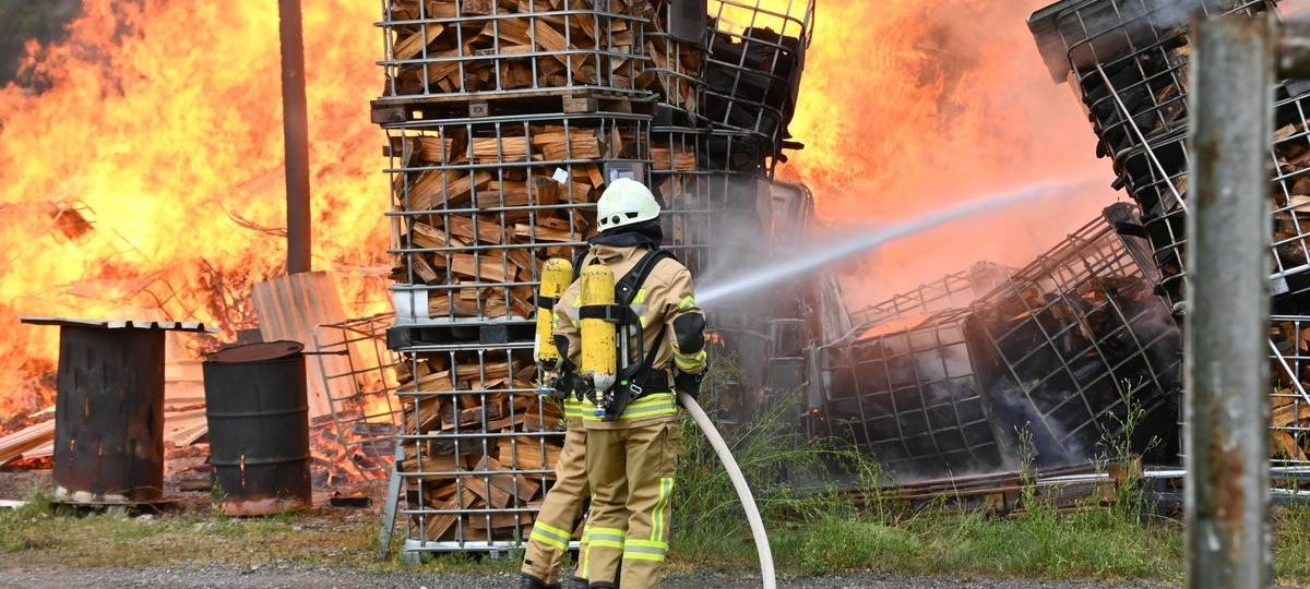 Großbrand in Holzlager in Bruchhausen an den Steinen