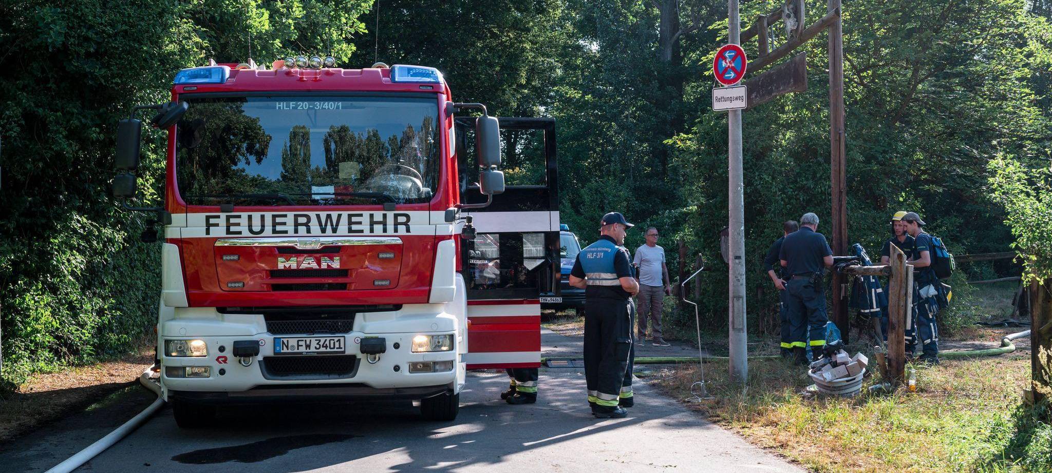Aufräumarbeiten nach Brand nahe Nürnberger Messe