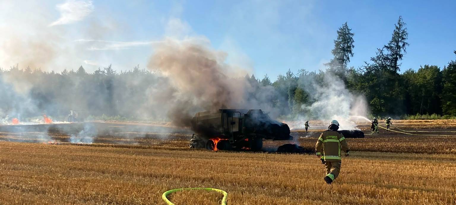 Scharfenberg: Ballenpresse steht in Flammen