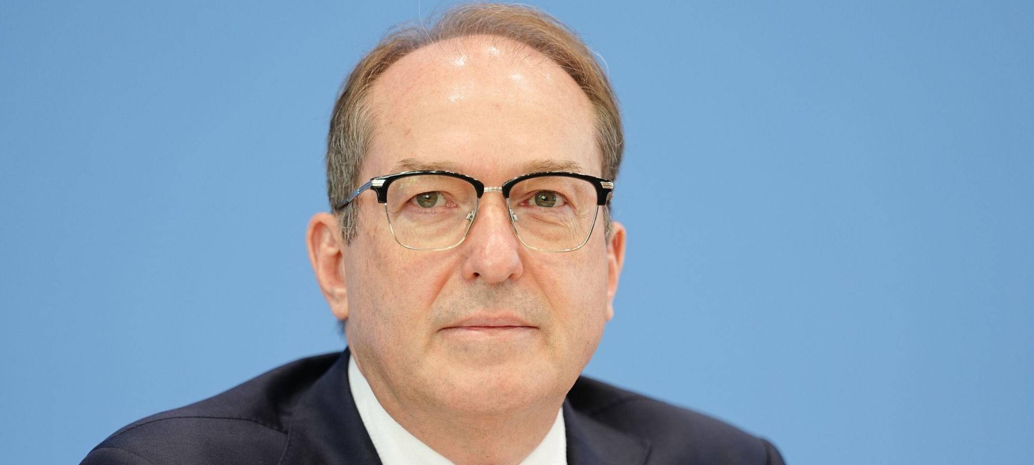Alexander Dobrindt schockiert über Tat in Stade