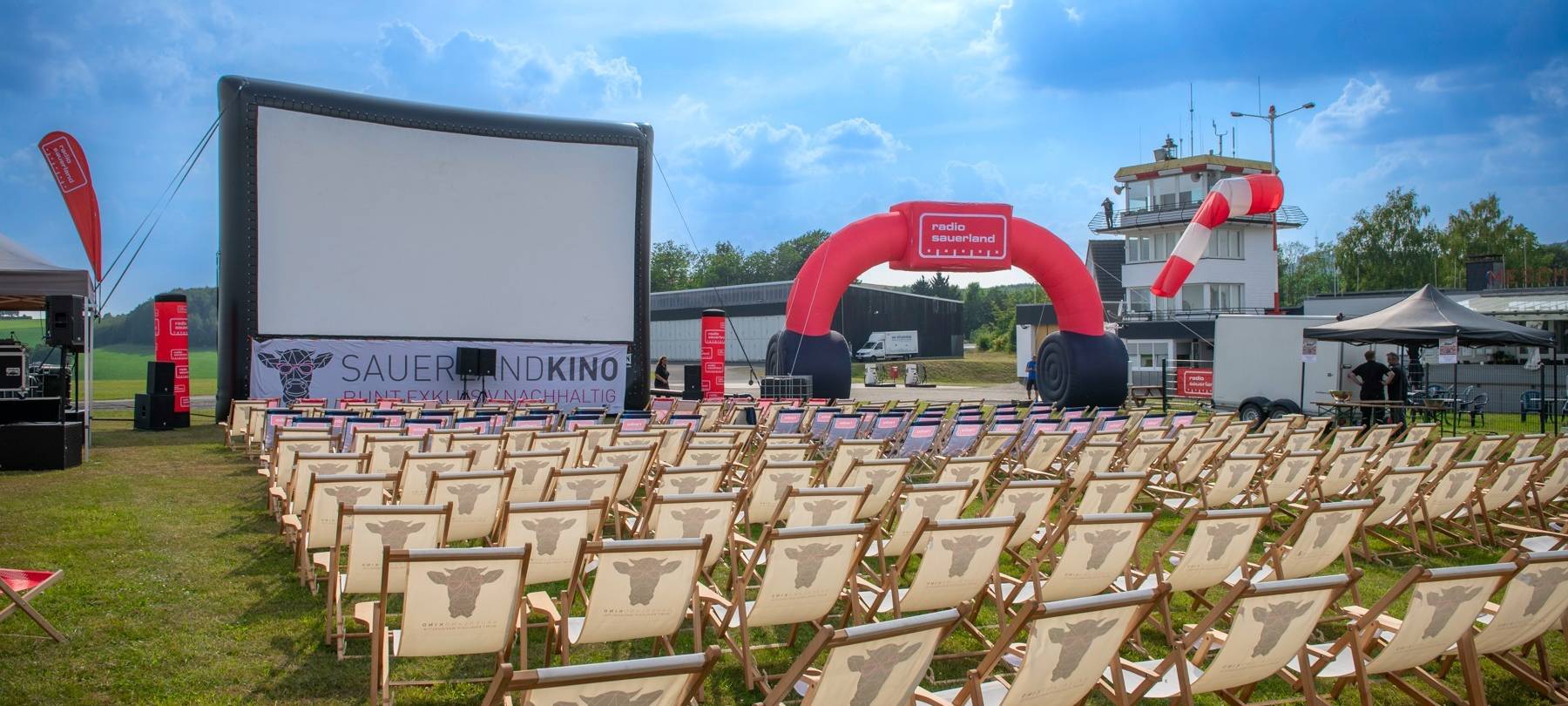 Das Radio Sauerland Open-Air-Kino am Flugplatz Meschede-Schüren