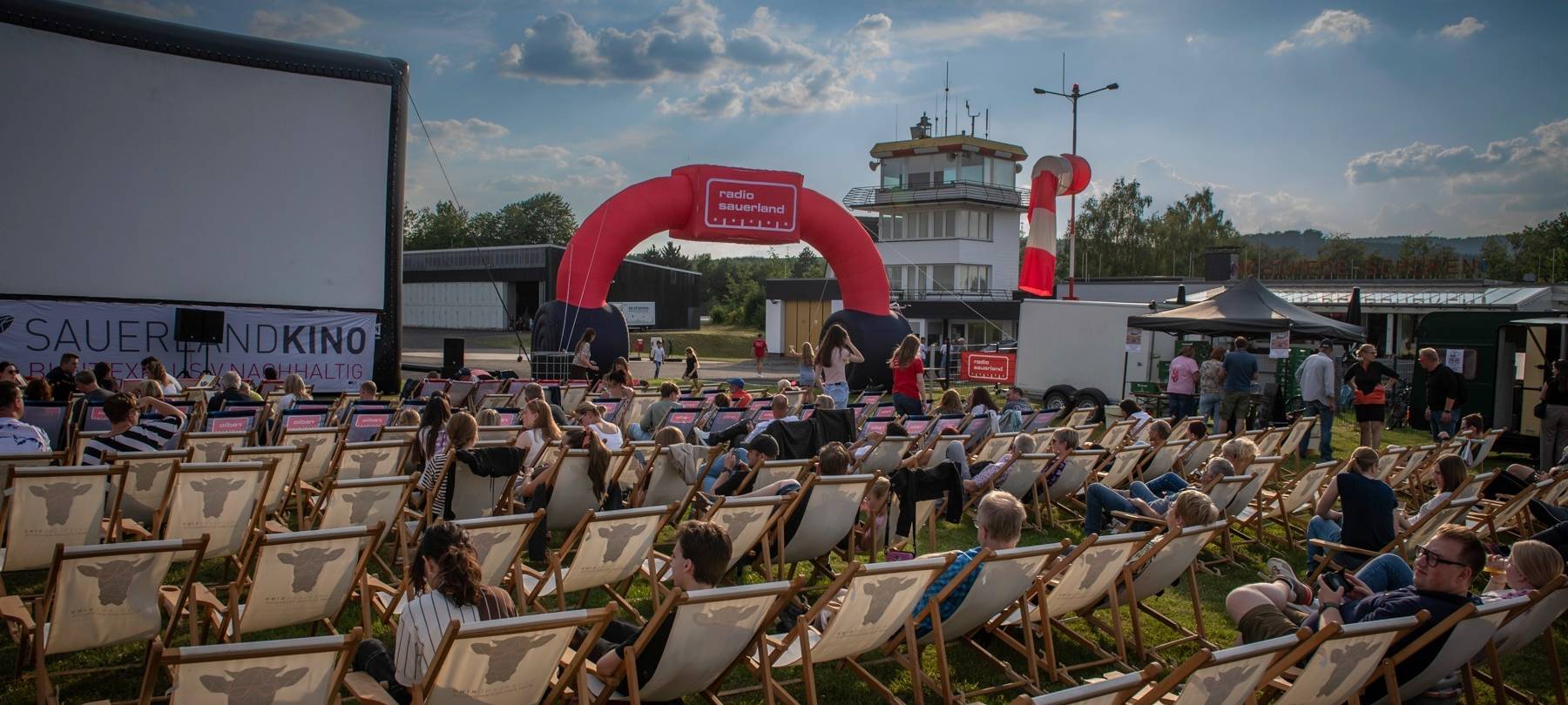 Das Radio Sauerland Open-Air-Kino am Flugplatz Meschede-Schüren