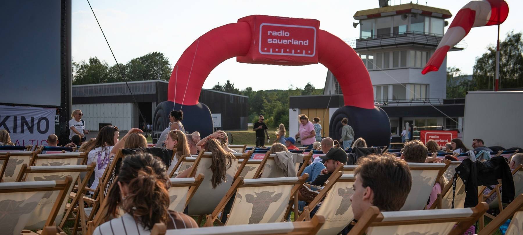 Das Radio Sauerland Open-Air-Kino am Flugplatz Meschede-Schüren