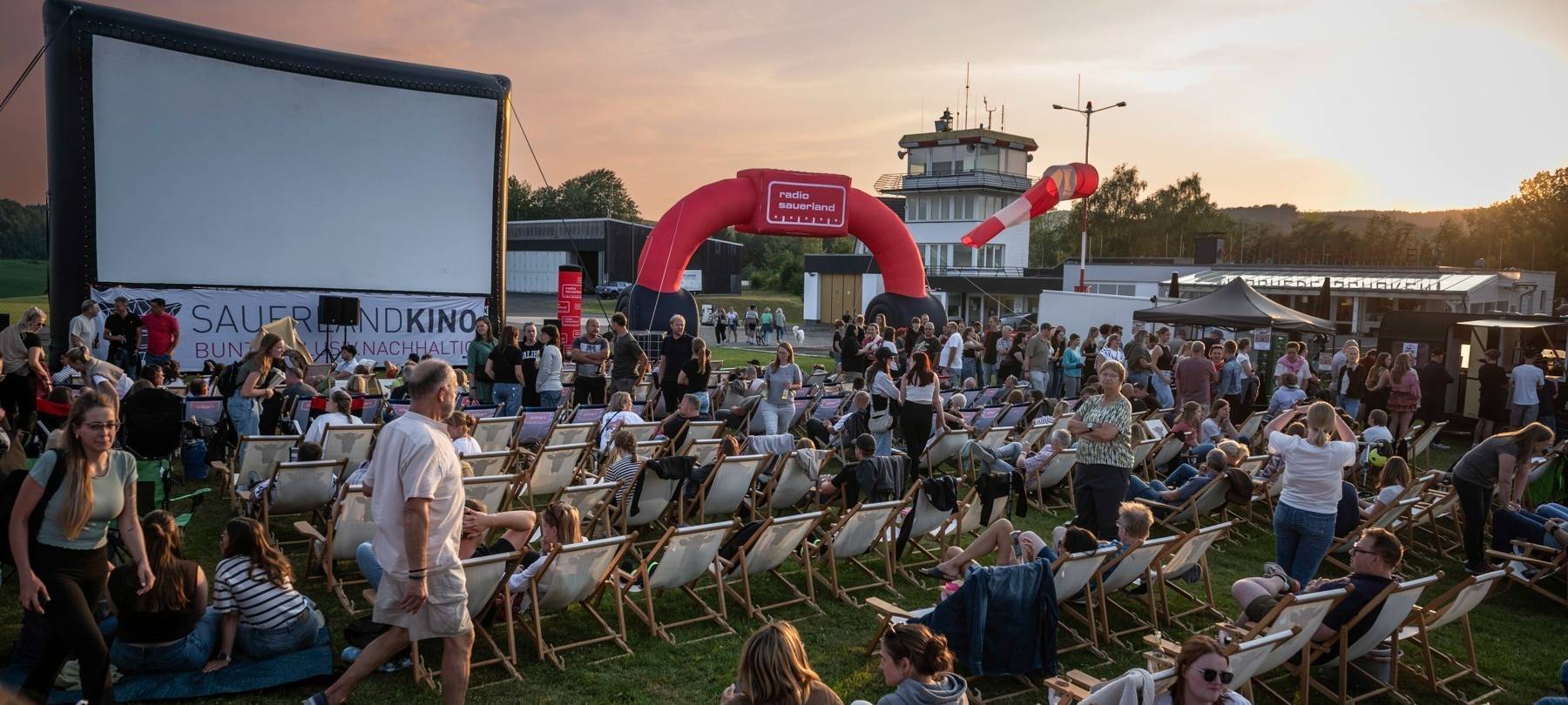 Das Radio Sauerland Open-Air-Kino am Flugplatz Meschede-Schüren
