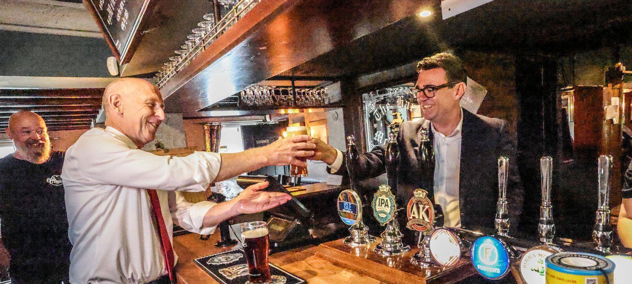 Britischer Premier Burnham besucht Pub in Harlow