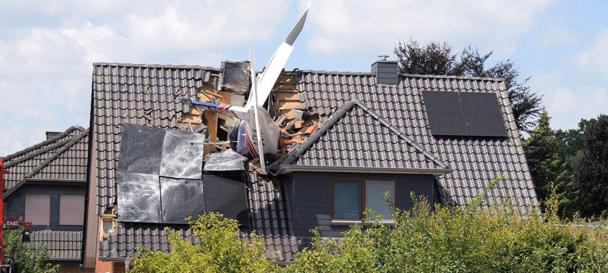 Leichtflugzeug stürzt in Wohnhaus - mindestens ein Mensch tot