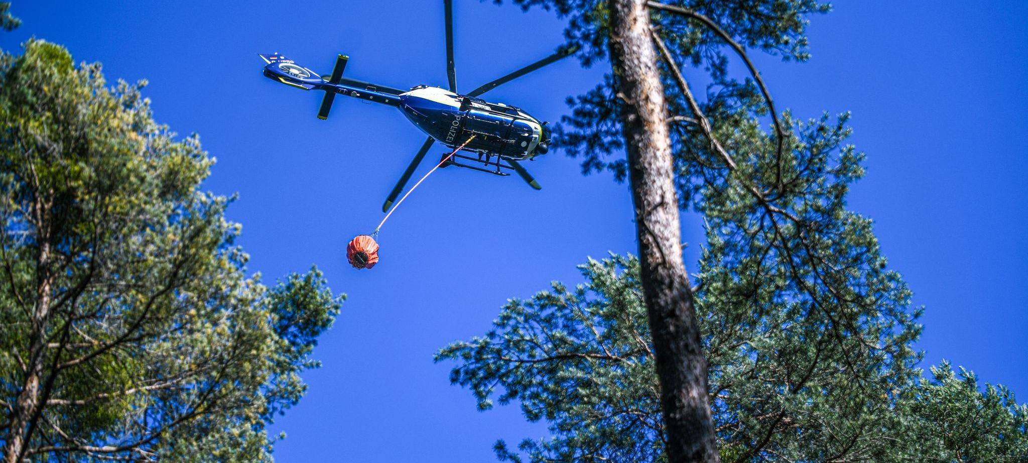 Löschhubschrauber bei Waldbrand