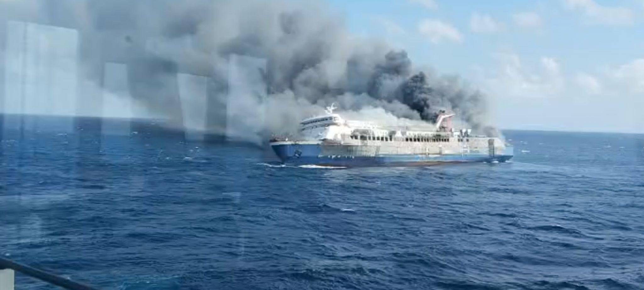 Feuer auf Passagierschiff in Indonesien