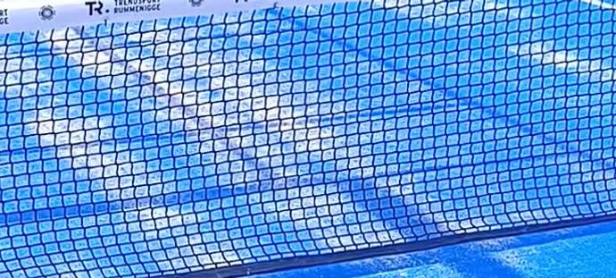 Beim Padel wird gegen Glaswände gespielt.