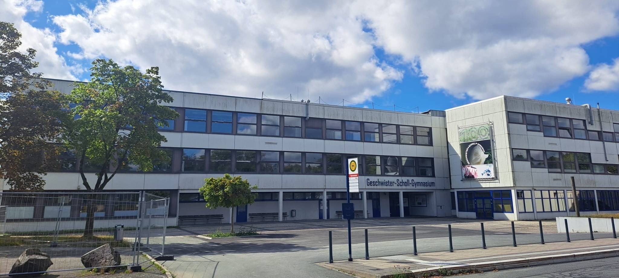 Geschwister-Scholl-Gymnasium: Mobilkran rückt an