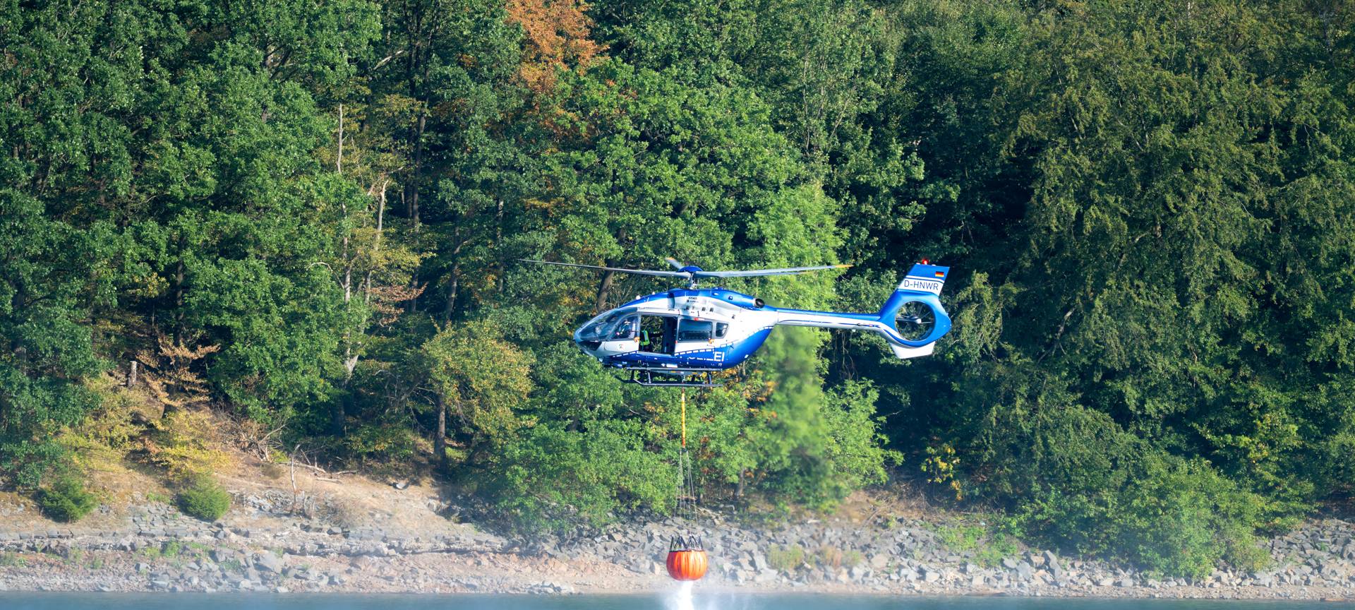 Ein Hubschrauber der Polizei entnimmt Löschwasser aus der Sorpetalsperre (Quelle: Marcel Thamm