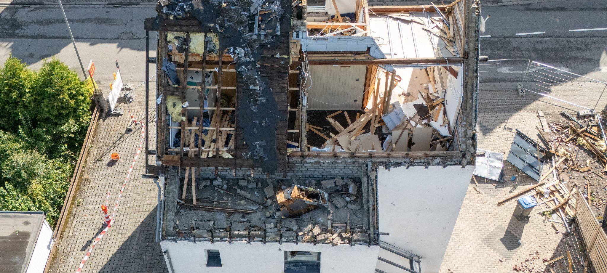 Zerstörungen sind an Häusern nach einem Tornado