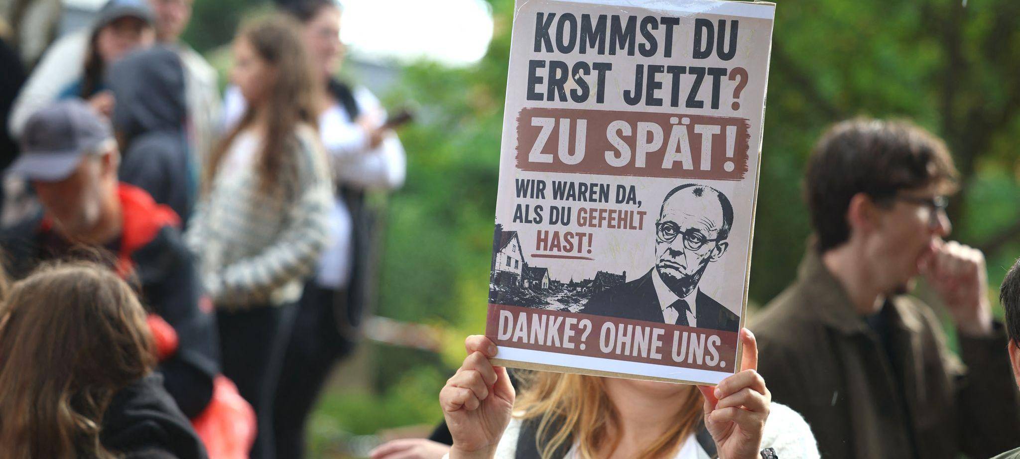 Bundeskanzler Merz besucht Waldbrandgebiet in Hürtgenwald