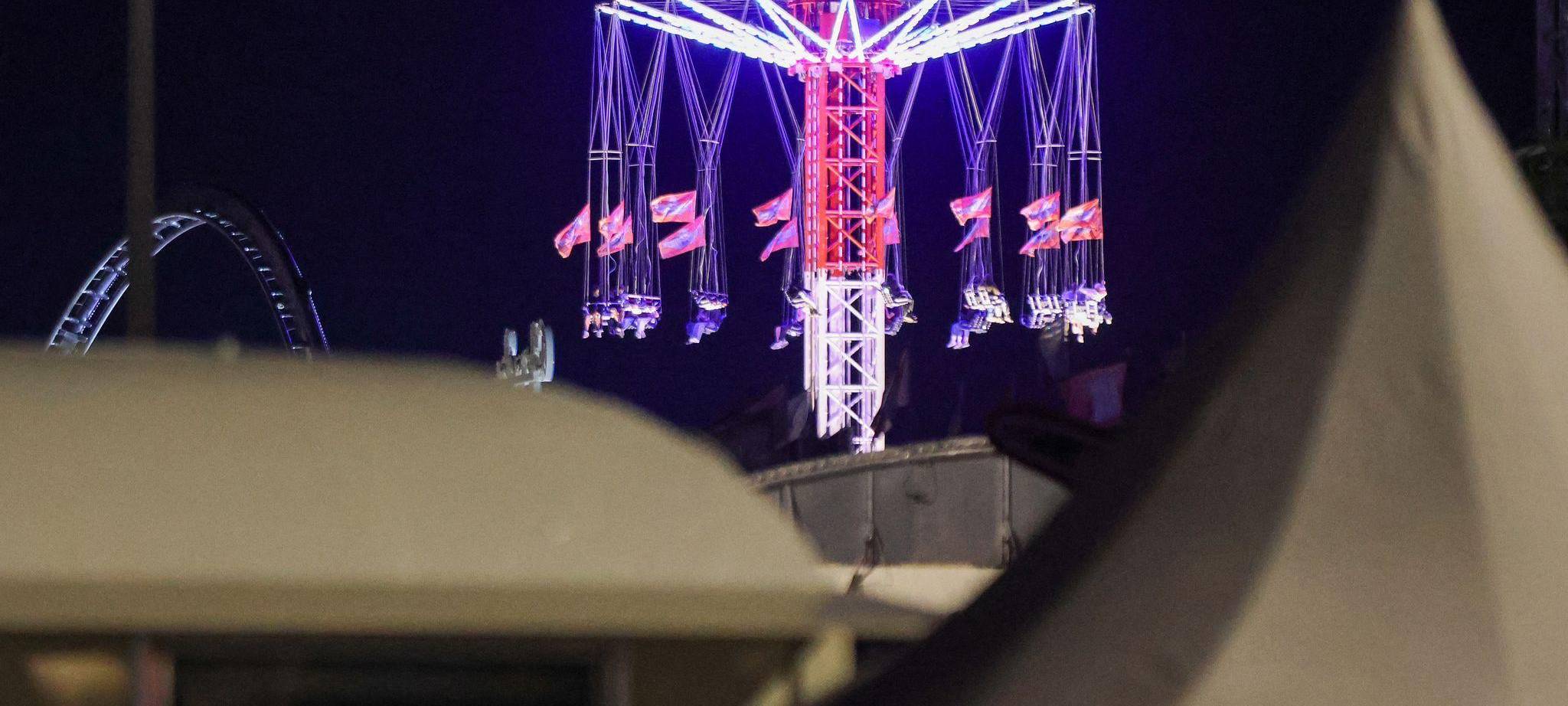 Menschen hingen im Kettenkarussell auf Hamburger Dom fest