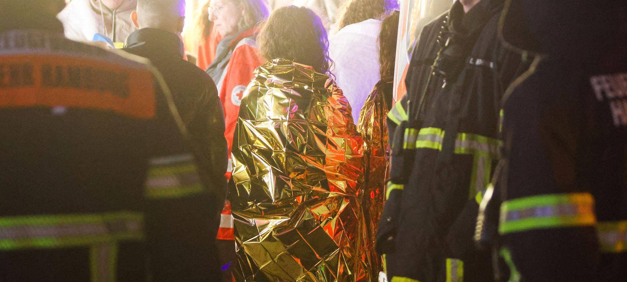 Menschen hingen im Kettenkarussell auf Hamburger Dom fest