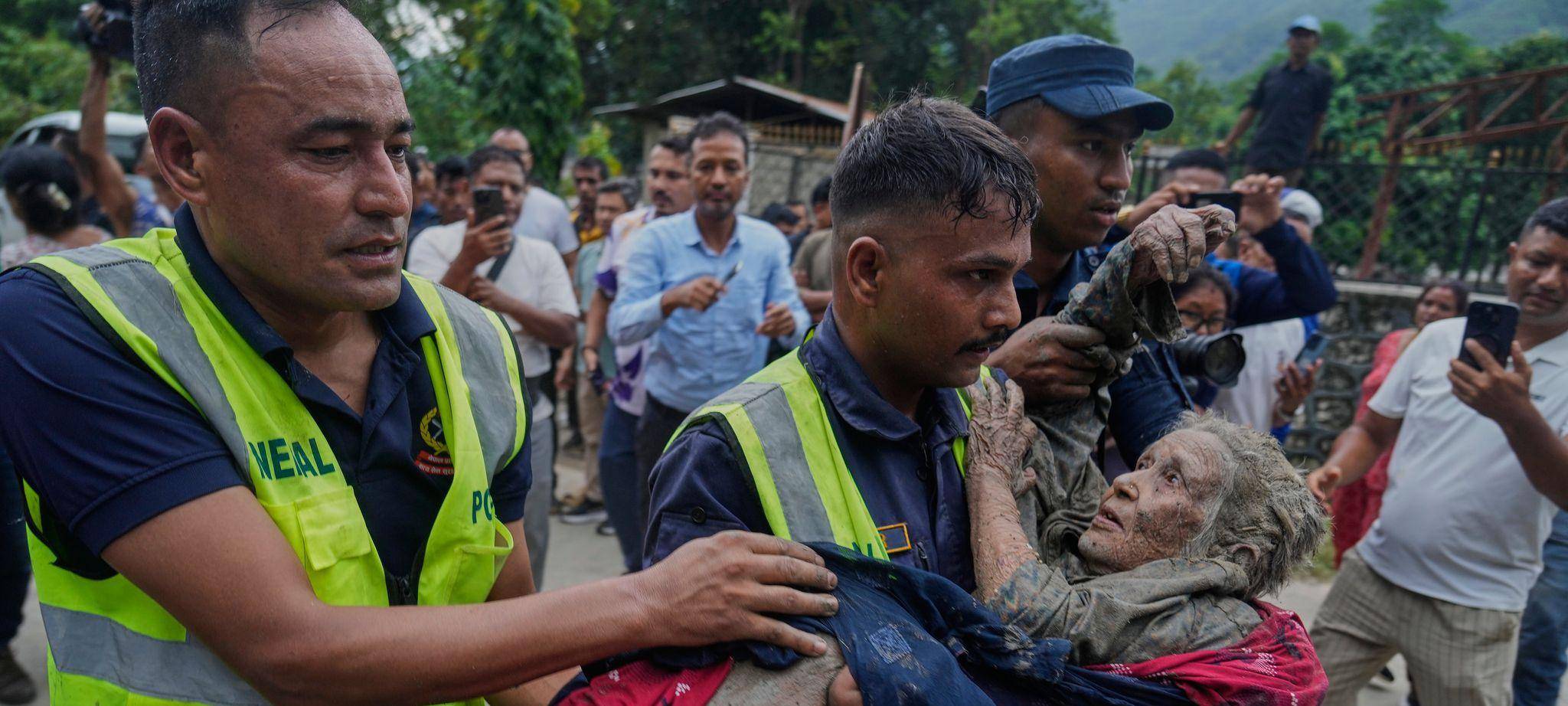 Sturzflut an Grenze zwischen China und Nepal