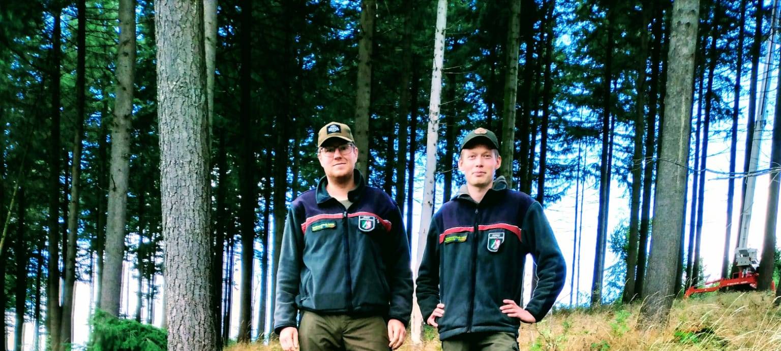 Saatgutexpterte Matthias Tebbe (l), Förster Niklas Schmidt