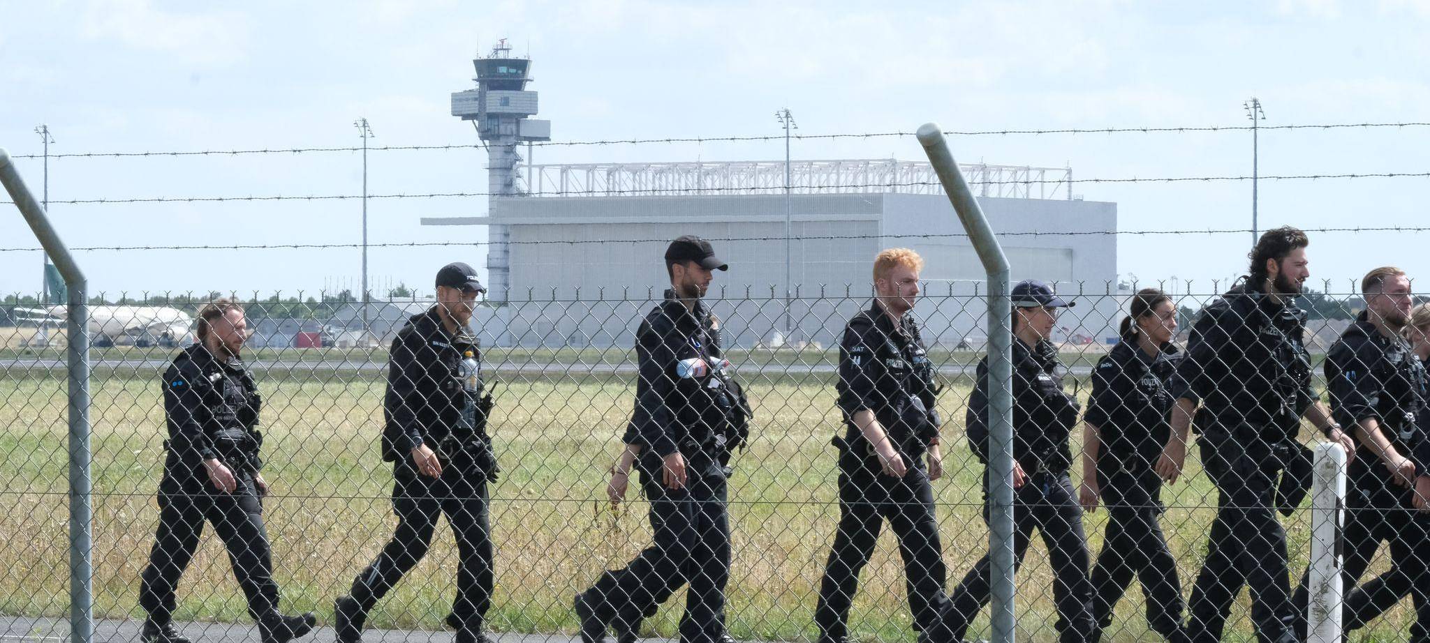 Polizisten auf dem Flughafen Leipzig/Halle