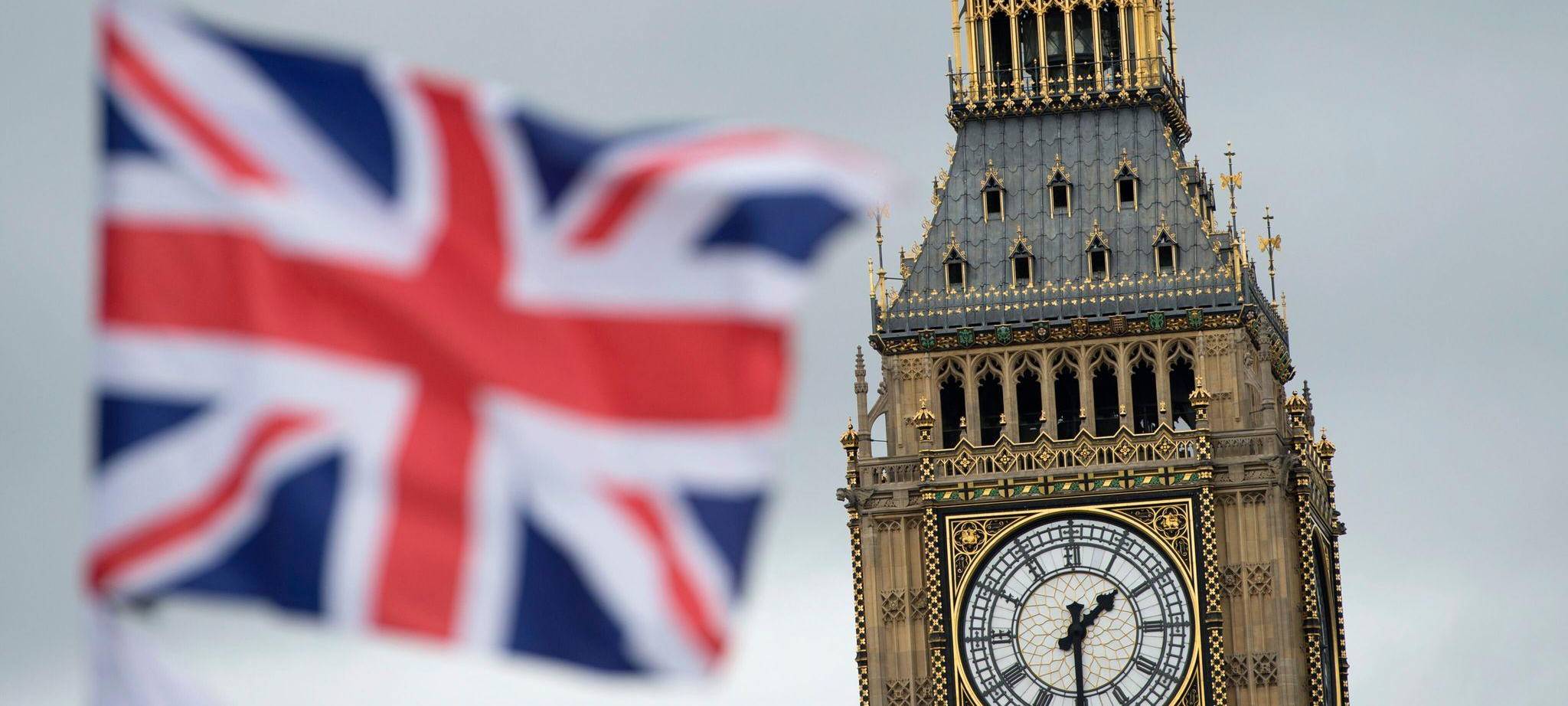 Die Union Jack weht vor dem Big Ben