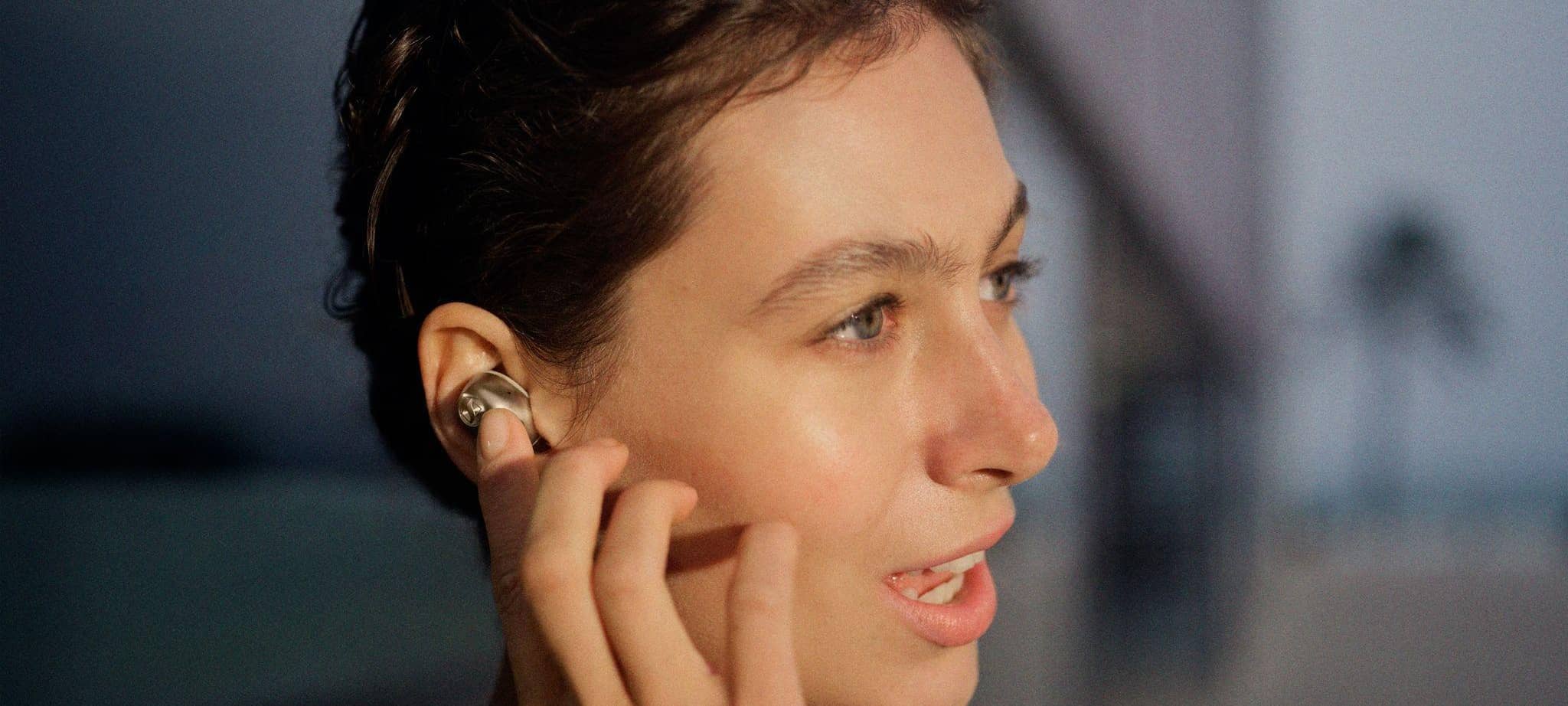 Eine Frau nutzt die Sennheiser «Momentum True Wireless 5»