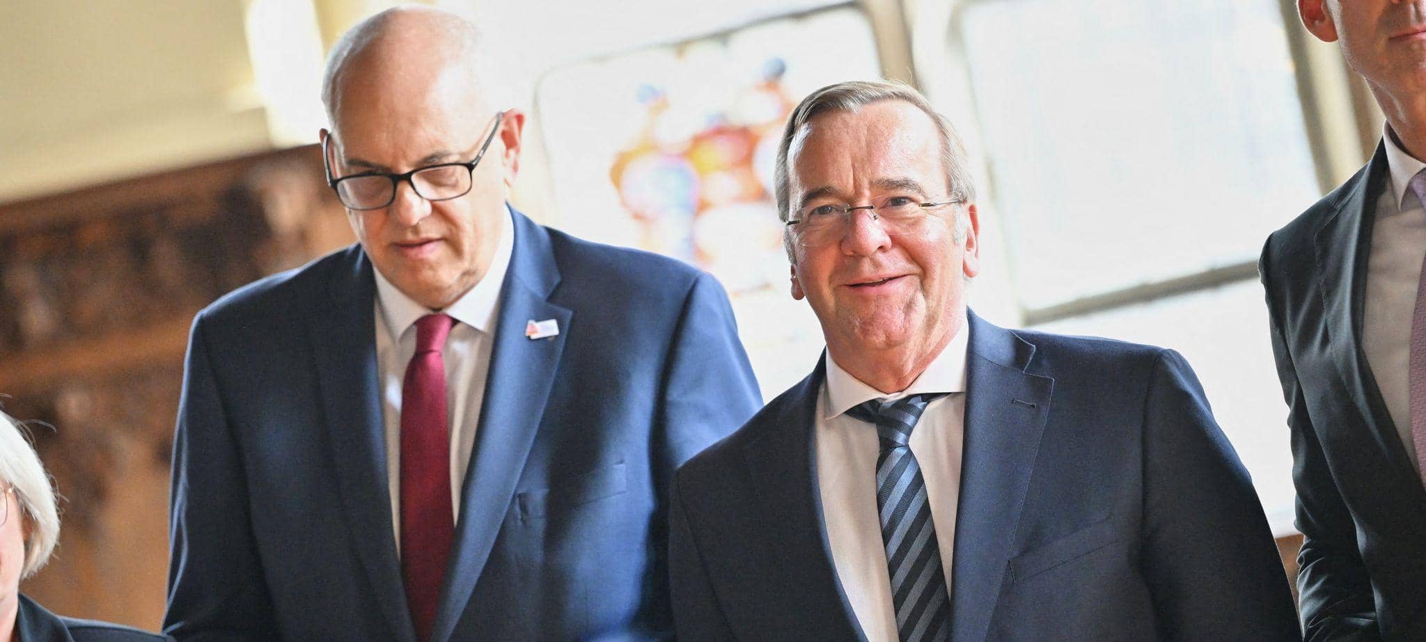 Investitionen in Hafen und Flughafen: Pistorius besucht Bremen