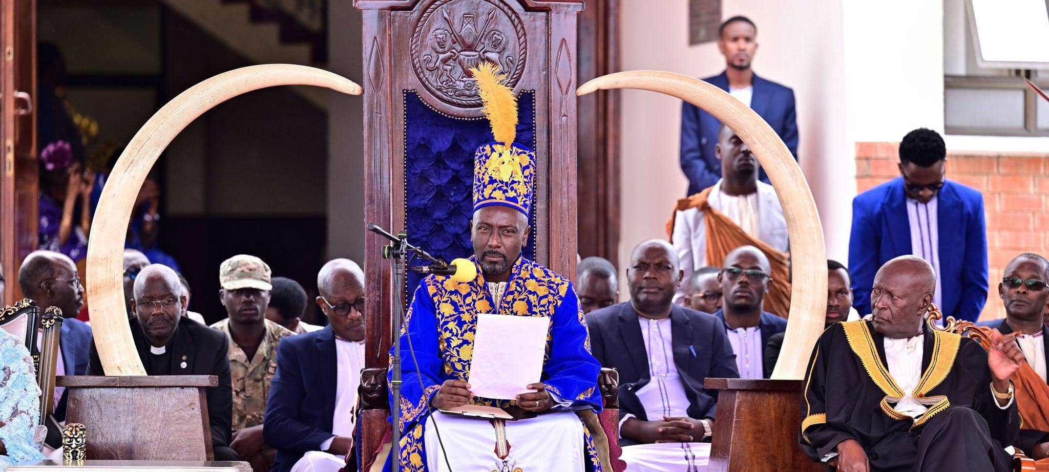 Nachrichtensprecher in Uganda zum König von Tooro gekrönt