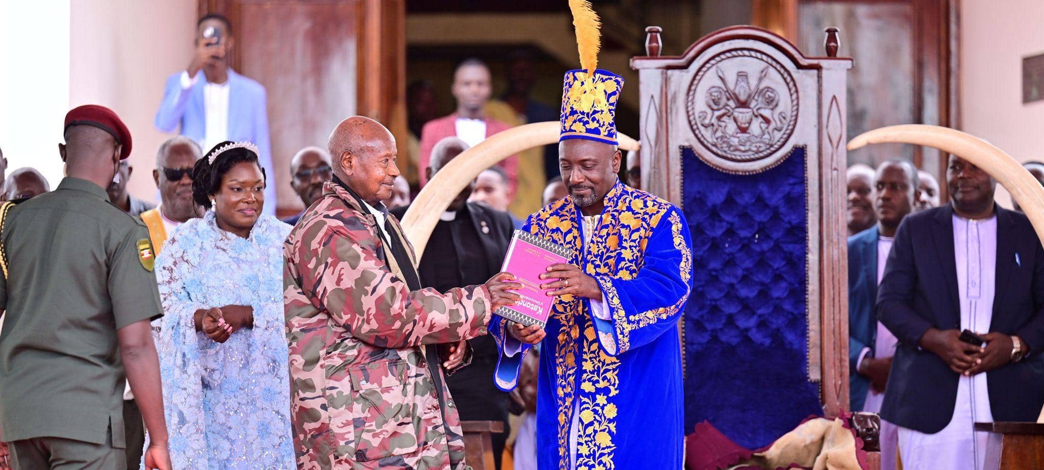 Nachrichtensprecher in Uganda zum König von Tooro gekrönt