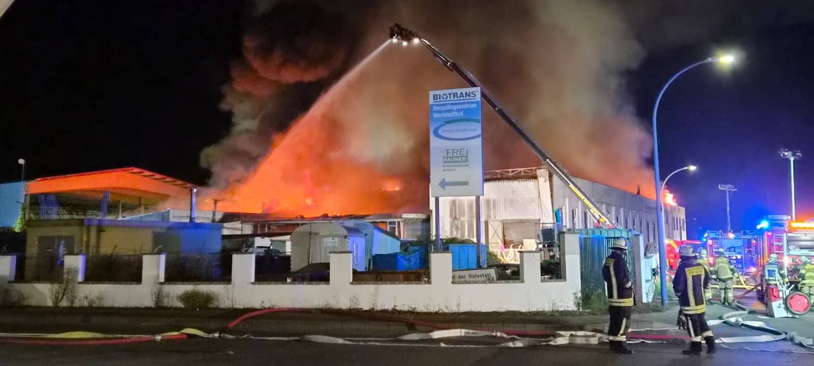 Großbrand in Schwerte legt Zugverkehr lahm