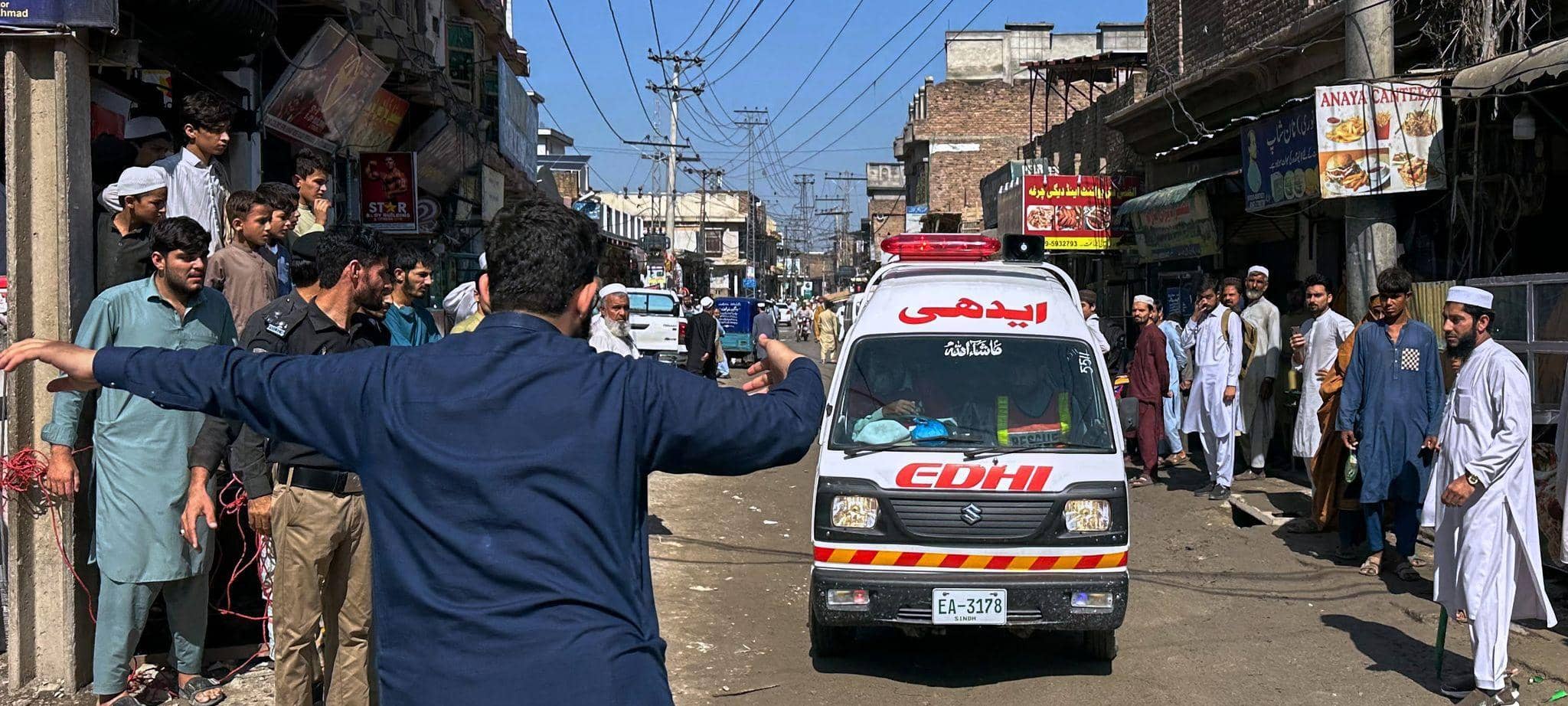 Schuldach in Pakistan stürzt ein