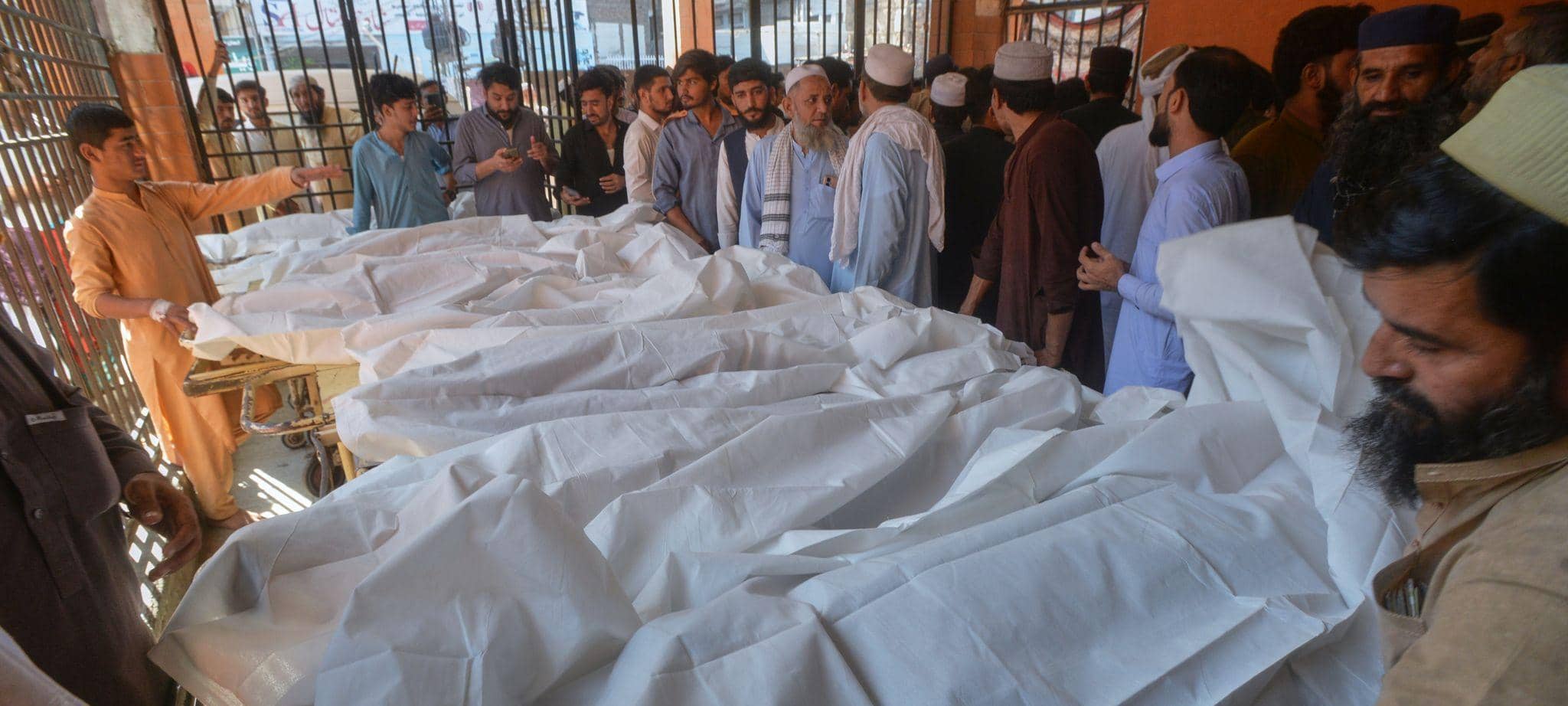 Schuldach in Pakistan stürzt ein