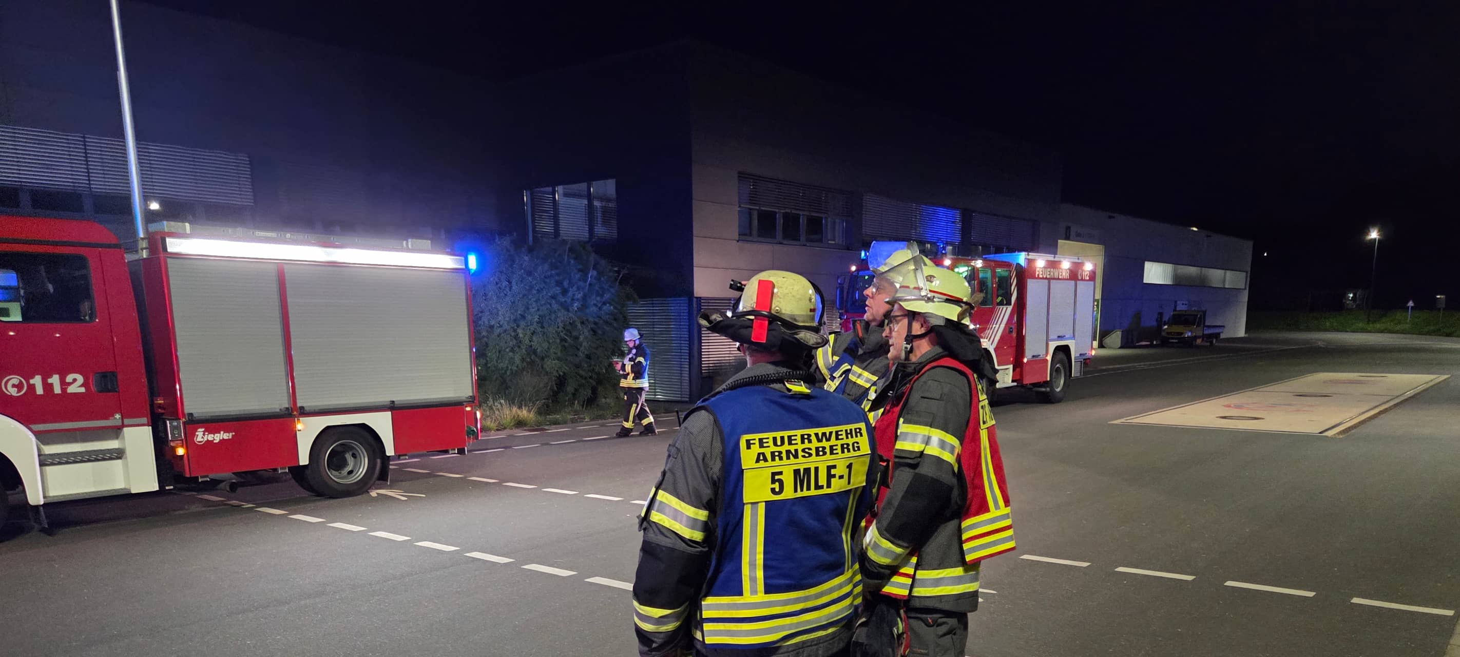 Feuerwehr Arnsberg übt Einsatz in Industriebetrieb