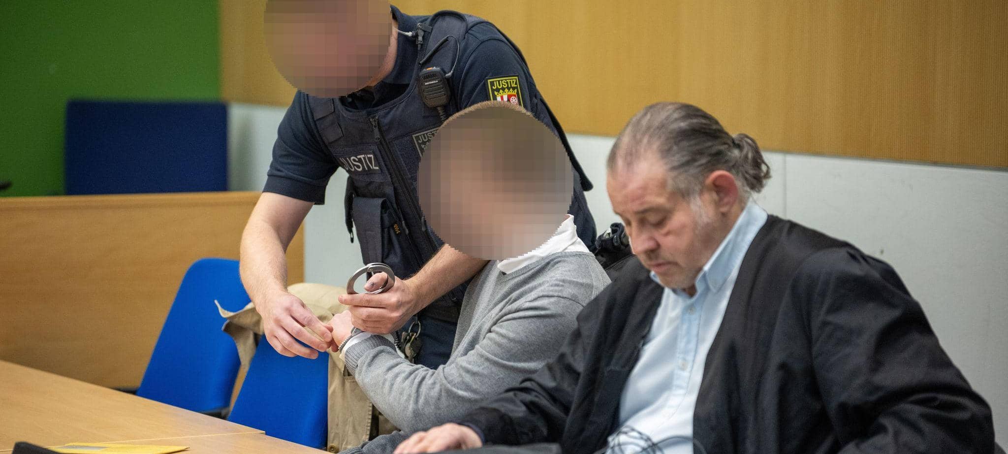 Prozessbeginn - 19-Jähriger wegen Mordes und Totschlags angeklagt