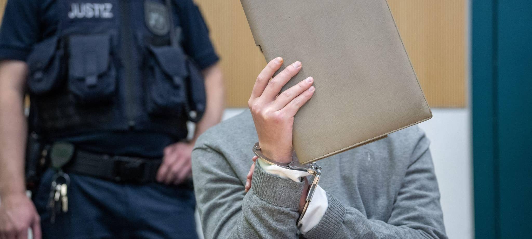 Prozessbeginn - 19-Jähriger wegen Mordes und Totschlags angeklagt