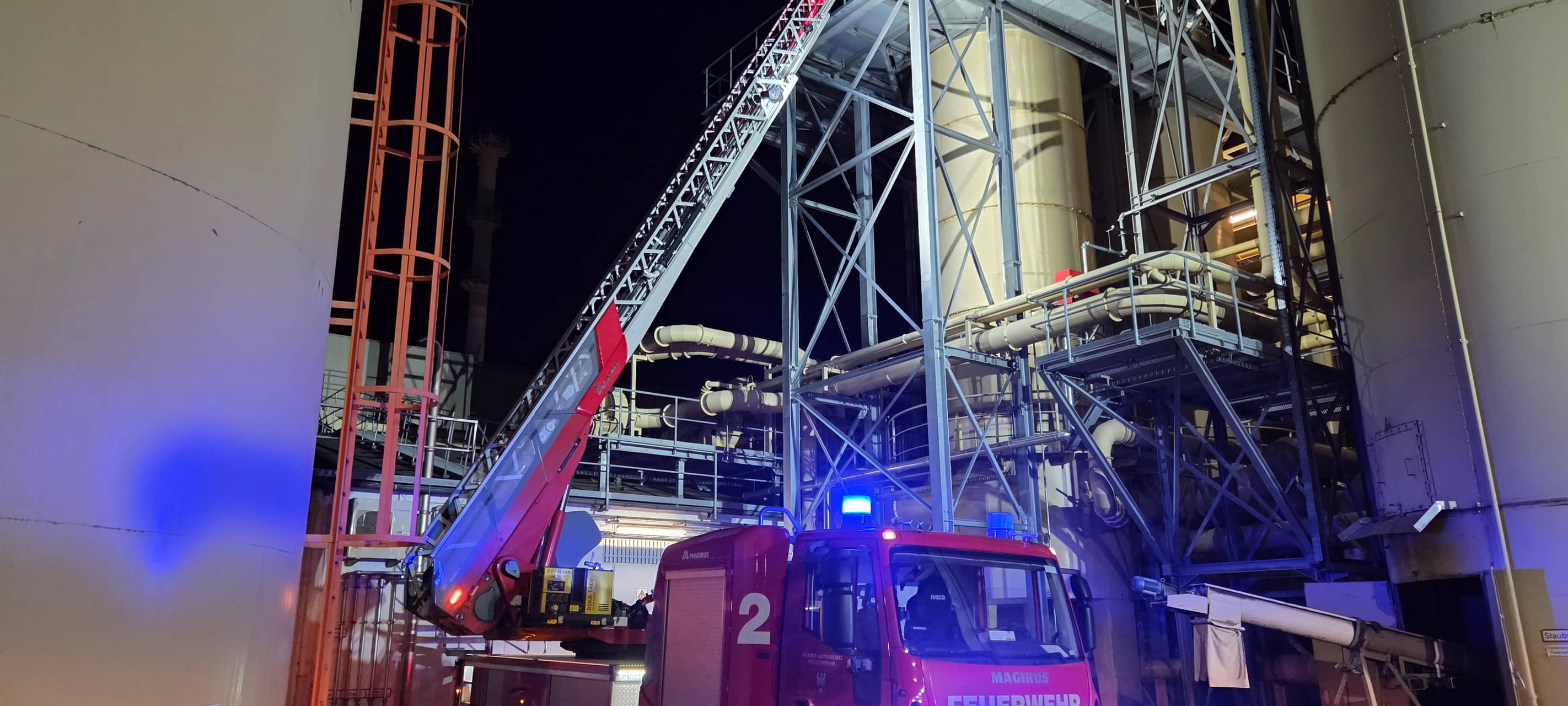 Feuerwehr Arnsberg übt Einsatz in Industriebetrieb